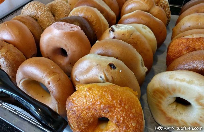 百吉餅：一個普通的百吉餅含有3.75毫克的鐵。在上面塗上一些奶油奶酪，你也能得到固態鋅。