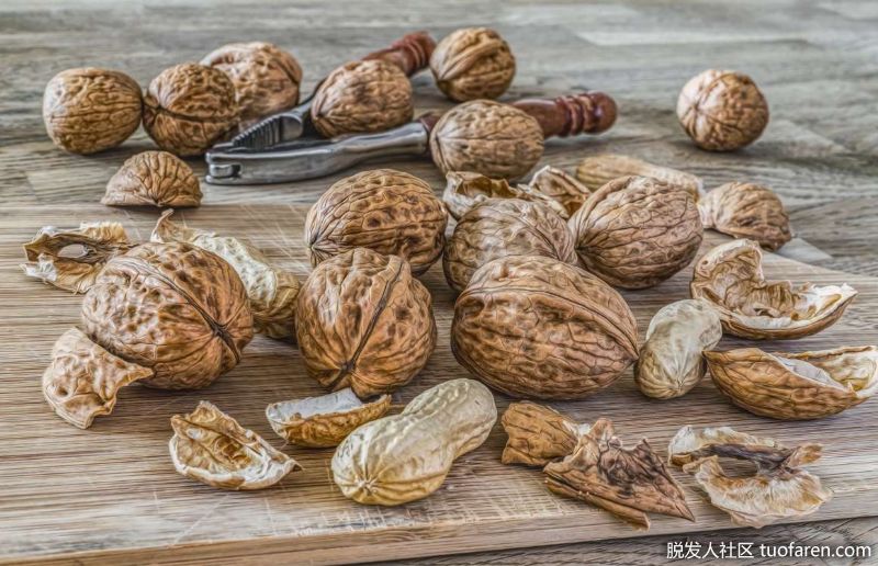 核桃：另一種全方位的頭髮強化劑，核桃是鐵和鋅的固體來源，而且在抗氧化劑排行榜上名列前茅，每100克(3.5盎司)含有21.9 mmol。