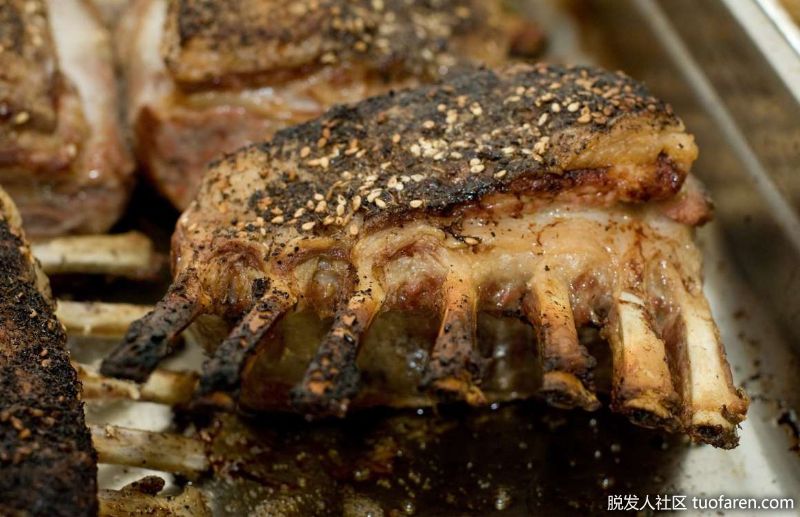 羊肉：幾乎任何一種肉類都富含鐵和鋅。這包括羊肉，每85克(3盎司)一份含有3毫克鐵和多達7.8毫克鋅。