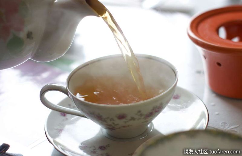 玫瑰果茶：每100克(3.5盎司)的玫瑰果乾含有78.1 mmol的抗氧化劑，它是玫瑰果茶的主要成分，也是有效的促進毛髮生長的物質。