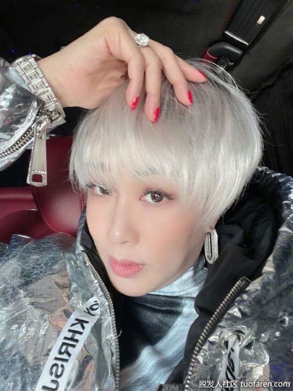 1月30日，鍾麗緹在微博分享了自己的自拍近照，50歲的她大膽嘗試白色髮型，別有味道。