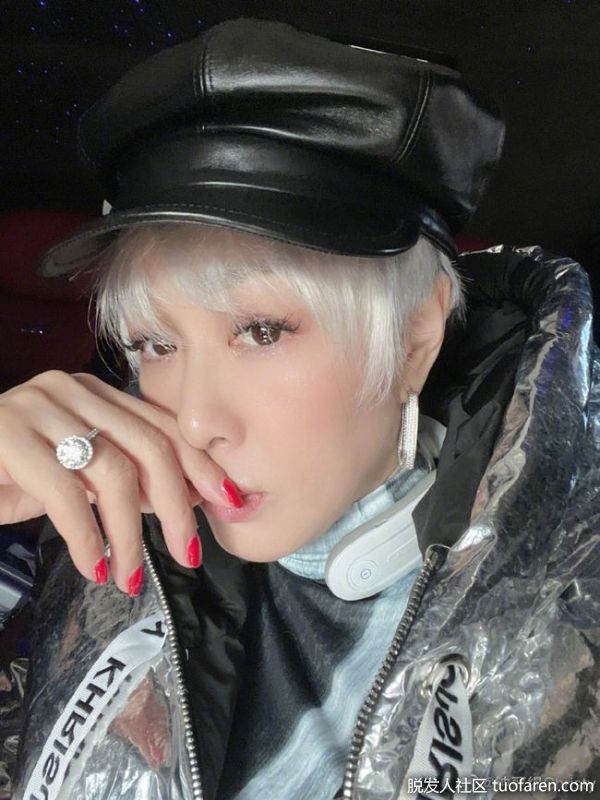 這次的造型實在是別出一格，她還真是喜歡折騰，人生態度還是挺讓人羨慕的。到了這個年齡，還能活出個性來，也是很有勇氣了，一般人怕是很難做到啊。