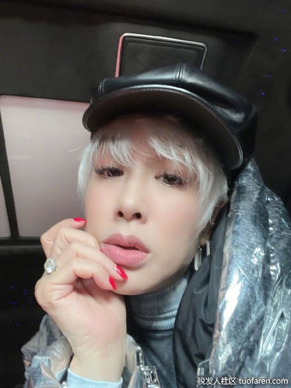 鍾麗緹選擇的歐美妝容，特別搶眼。