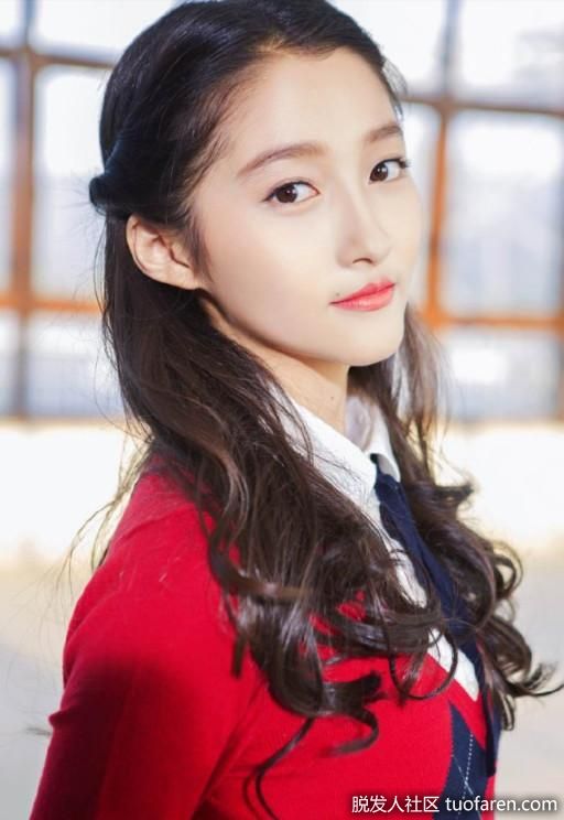 關曉彤美照,大波浪捲髮型青春十足