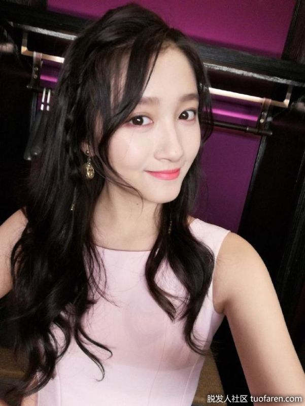 關曉彤捲髮配上麻花辮,少女感直接加倍!