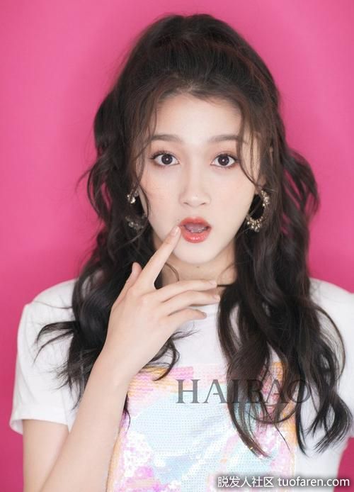 最近還出席了芭比相關活動,捲髮 半扎馬尾