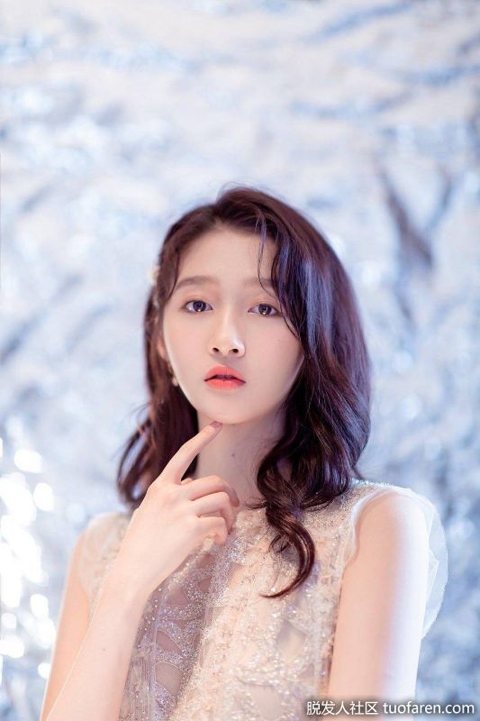 關曉彤捲髮變直髮更清純優雅,穿鑲鑽薄紗禮服美翻了!