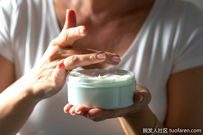 美白麪霜和乳液：你可以在藥店裏找到很多美白產品。但是在你購買之前，檢查一下配料。尋找含有氨甲環酸、煙酰胺或曲酸的乳霜。記住：要想讓面霜起作用，你必須定期使用幾周或幾個月。它們可能會刺激你的皮膚。