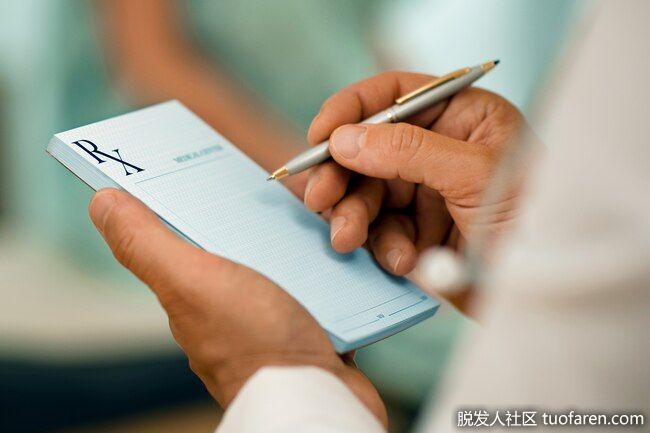 處方藥：醫生可以幫你找出哪種配方最適合你的皮膚。處方藥的藥效比你在藥店上買到的要強。它們通常含有對苯二酚。有時也含有類維生素A或温和的類固醇。你仍然需要經常使用它們幾個月。