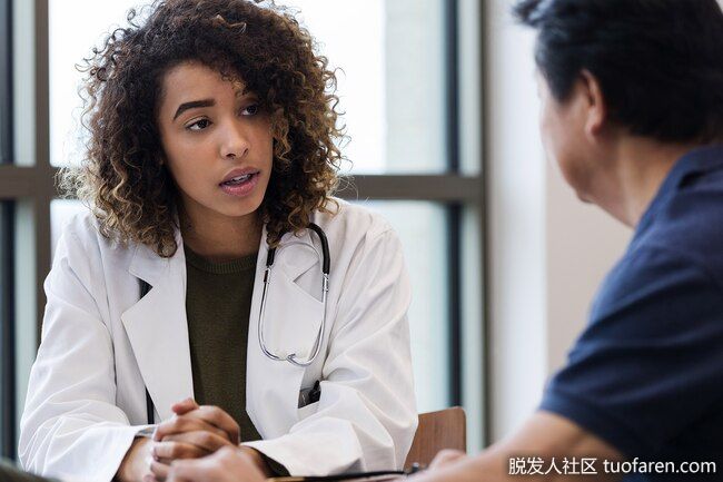 抗衰老去斑技術：如果你想快速去除黑斑，一種去除皮膚褪色層的方法可能比美白麪霜更有效。這些技術包括激光治療，冷凍(冷凍療法)，磨皮，微磨皮，微針和化學換膚。記住，整形手術比面霜要貴。它們也帶來了更多的風險。醫生可以幫你權衡你的選擇。