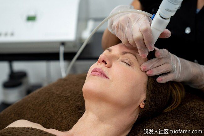 激光治療：醫生可以使用狹窄的光束來去除導致你的老年斑的細胞，而不會損害你的其他皮膚。你可能需要不止一種治療方法才能起作用。激光一開始可能會讓你的皮膚變硬，或者讓你的斑點變暗。但這些副作用通常很快就會消失。