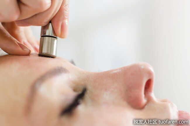 磨皮：微晶磨皮術是用微小的晶體來打磨皮膚，而不是用旋轉的刷子。這對你的皮膚比磨皮更容易。但是你需要在幾個月內進行多次治療來消除你的老年斑。它可能會讓你的皮膚變紅或剝落。