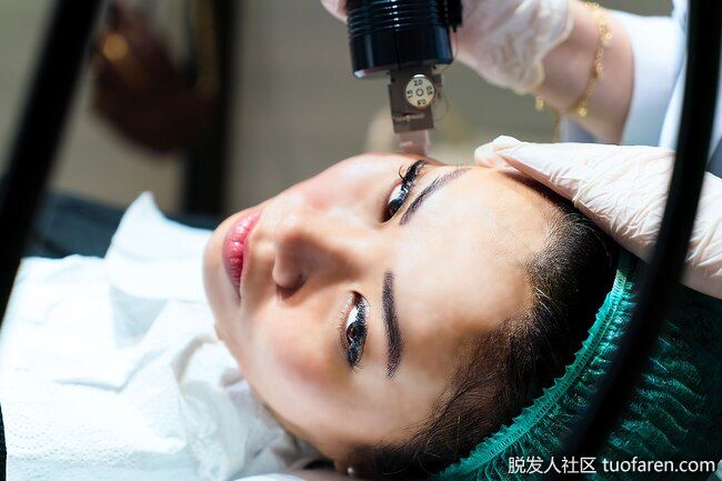 微針：在這個過程中，醫生用細針在你的皮膚上均勻分佈的小洞。你的身體會對這些小傷口做出反應，長出新的膠原蛋白和彈性蛋白來癒合它們，這是年輕的標誌。這種反應可以改善老年斑和其他皮膚損傷的外觀。