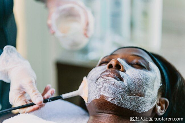 化學療法：醫生會用酸性溶液去除你皮膚上的老年斑。新的皮膚將取而代之。你可能要做多次才能得到你想要的結果。這個手術可能會造成疤痕、感染或改變你正常的皮膚顏色。