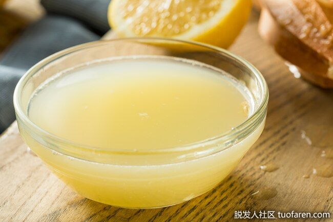 飲食療法：你可能已經在廚房裏發現了一些成分，比如檸檬汁、燕麥片或蜂蜜可以幫助治療老年斑。雖然這些東西不會傷害你的皮膚，但它們可能對你的老年斑沒什麼幫助。如果你真的想讓這些斑點消失，最好使用醫生建議的產品或程序。