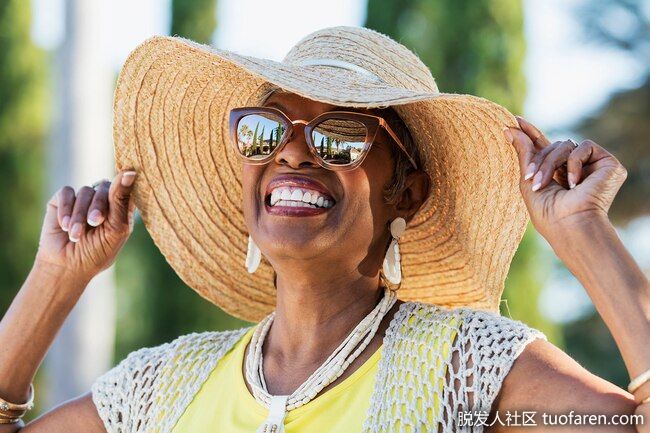 預防老年斑：為了讓老年斑更輕，避免新的老年斑，試試下面的建議。避免曬太陽，尤其是在陽光最強烈的時候。出門前使用優質的廣譜防曬霜，並經常反覆塗抹。戴上手套、帽子或其他衣服來保護你有老年斑的地方。