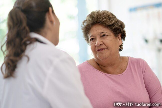 考慮皮膚類型：白皙的皮膚更容易出現老年斑。但是任何膚色或類型的人都可能患上這種病。醫生可以根據你的膚色、類型或其他因素，幫助你決定去除老年斑的最佳方法。
