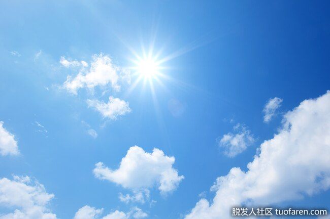 可能有助於防止曬傷：維生素C中的抗氧化劑可以幫助抵禦紫外線造成的損害。這並不意味着你可以用維生素C皮膚精華來代替防曬霜。它不能取代SPF值，因為它不能吸收UVA或UVB射線。但是，如果紫外線確實進入了你的皮膚，一些研究表明，維生素C可以幫助減輕傷害。
