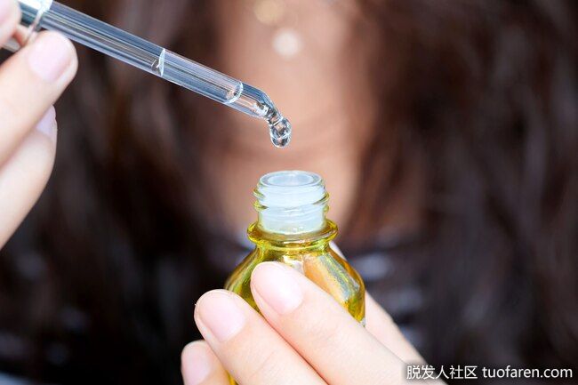 促進膠原蛋白：這種蛋白質自然存在於你的皮膚中，有助於防止皮膚下垂。但隨着年齡的增長，你的身體會減緩膠原蛋白的生成。塗抹在皮膚上的維生素C可以促進新的膠原蛋白生長。它還有助於保持你體內的膠原蛋白，保護珍貴的蛋白質不受損害。
