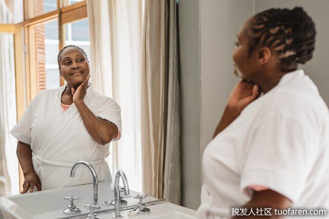 選擇一個強有力的產品：尋找維生素C濃度在10%到20%之間的精華。低於這個水平可能不會帶來預期的好處，高於這個水平可能會刺激你的皮膚而不會帶來任何額外的價值。