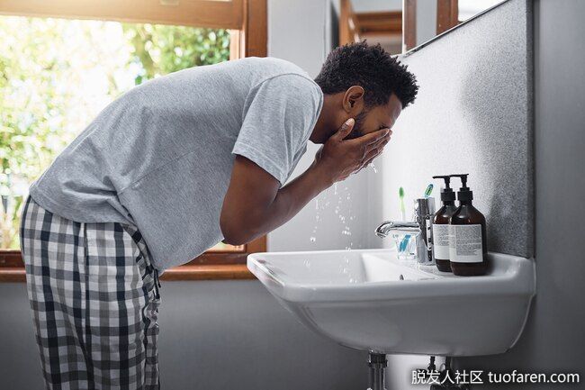 使用後清洗：在洗臉後和使用保濕乳液之前輕拍維生素C霜或精華液。一開始它可能會刺痛你的皮膚或使你的皮膚髮紅，但如果你一直使用它就會消失。在使用任何新產品之前，先在一小塊區域測試一下。