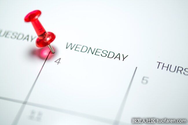 小心組合：如果你想使用維生素C精華和其他酸性護膚品(如視黃醇)。它們在一起會刺激你的皮膚。可以考慮輪流使用，而不是同時使用。