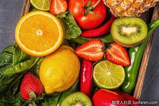 多吃水果和蔬菜：並不是只有乳液和精華液。食物中的維生素C也有助於促進皮膚健康。柑橘類水果、番茄、辣椒、獼猴桃和草莓都含有這種物質。