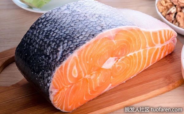 鮭魚：鮭魚是一種富含大量維生素D和蛋白質的魚類，有助於打造強壯的頭髮。它還含有Omega-3脂肪酸，促進頭髮生長，保持頭皮健康。這絕對是你想要經常消費的東西。