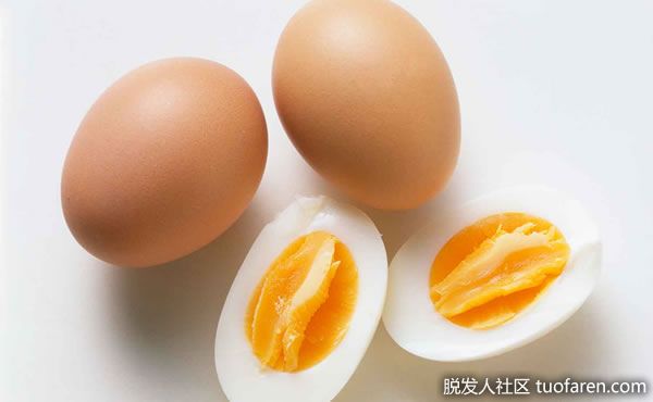 雞蛋：尤其是蛋黃，富含omega-3脂肪酸，而且它們還含有生物素，可以促進頭髮生長。