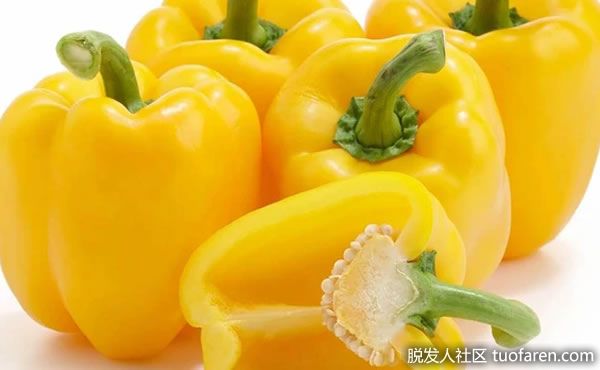 紅薯：紅薯富含β -胡蘿蔔素，β -胡蘿蔔素是維生素A的前體，不僅能促進頭皮健康，還能有效促進頭髮生長。黃色燈籠椒：黃色燈籠椒的維生素C含量幾乎是橙子的5.5倍。由於維生素C是一種抗氧化劑，可以加強毛乾和毛囊，防止毛囊破裂，所以你要確保你的飲食中包括這些辣椒。