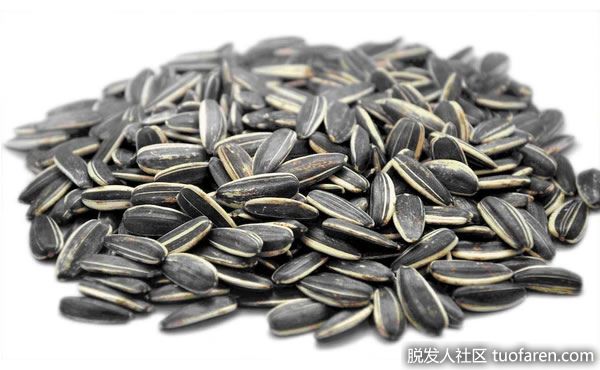 葵花籽：葵花籽是維生素E的良好來源，它可以促進頭皮的血液流動，促進頭髮更快生長。