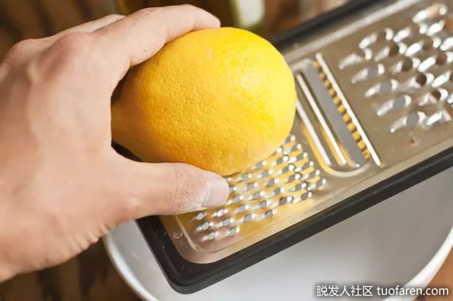 把檸檬的外皮磨碎放在碗裏。