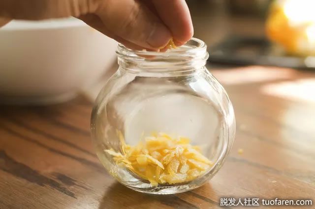 在小玻璃瓶中倒入半杯磨碎的檸檬皮。