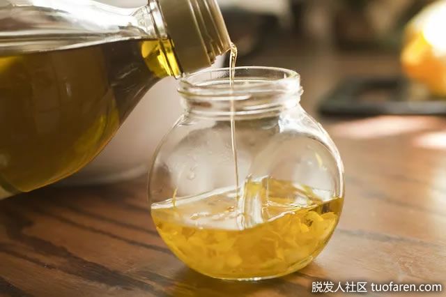 把剩下的瓶子裝滿橄欖油。