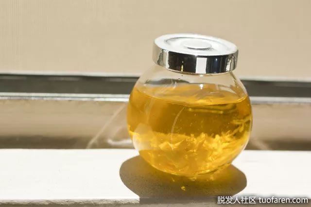 把瓶子放在窗台或其他陽光充足的地方。