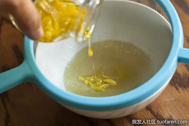 將液體通過濾網倒入碗中。碗裏的液體是你的新檸檬油。