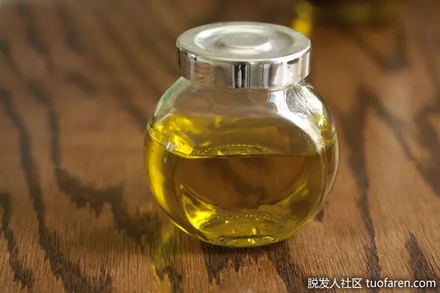 在室温下將檸檬油儲存在密封容器中。