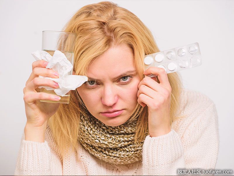 治療感冒。你可以喝一杯熱的甘菊茶，然後喝一蒸汽，這樣你的鼻塞、感冒和喉嚨痛就會得到緩解。