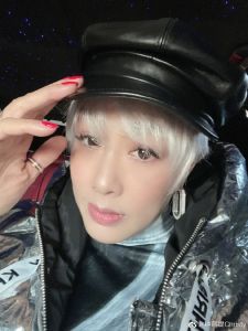 近日50歲鍾麗緹曬灰白髮型帥氣十足