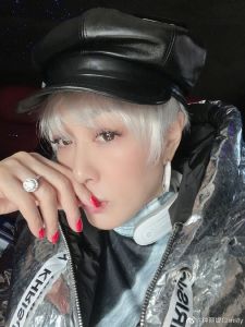 近日50歲鍾麗緹曬灰白髮型帥氣十足