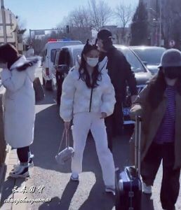 第一場央視春晚排練 ：關曉彤朝天揪髮式現身牛年新氣息 