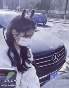 第一場央視春晚排練 ：關曉彤朝天揪髮式現身牛年新氣息 