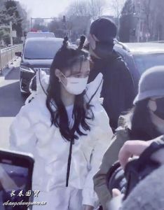 第一場央視春晚排練 ：關曉彤朝天揪髮式現身牛年新氣息 