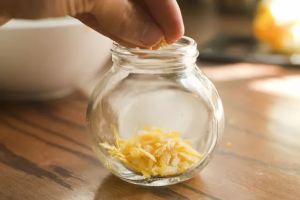 如何在家制作檸檬油